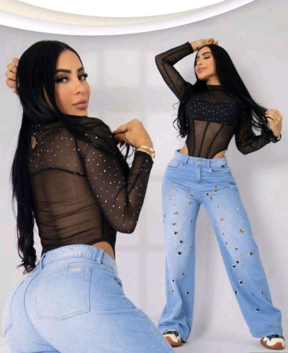 Jeans Wide Leg con Detalles Metálicos Decorativos